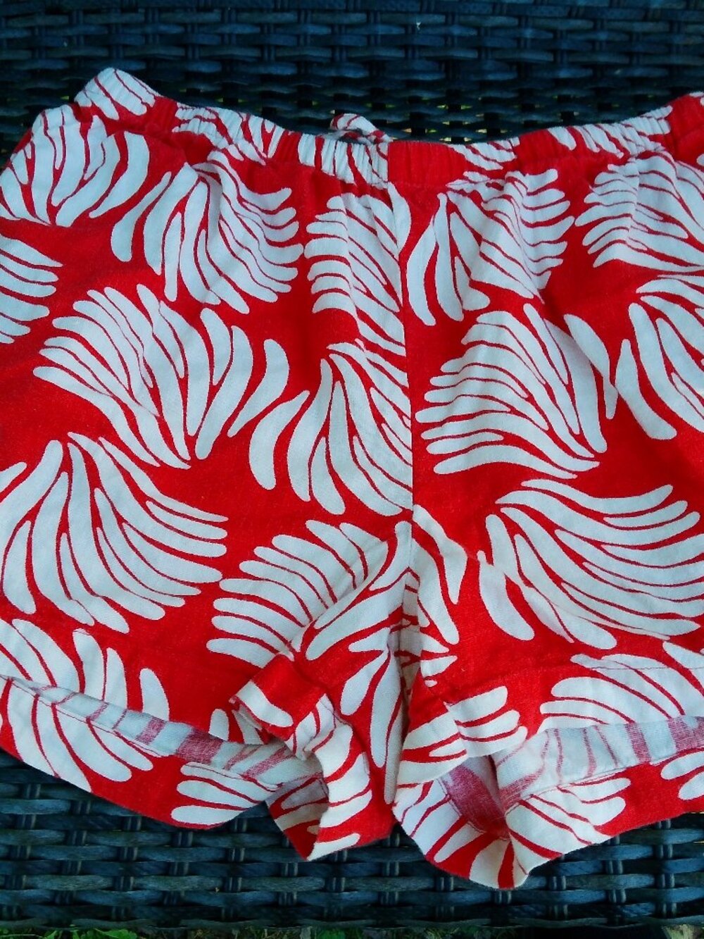 A NEW DAY SIZE MED RED AND WHITE LINEN DRAW STRING SHORTS